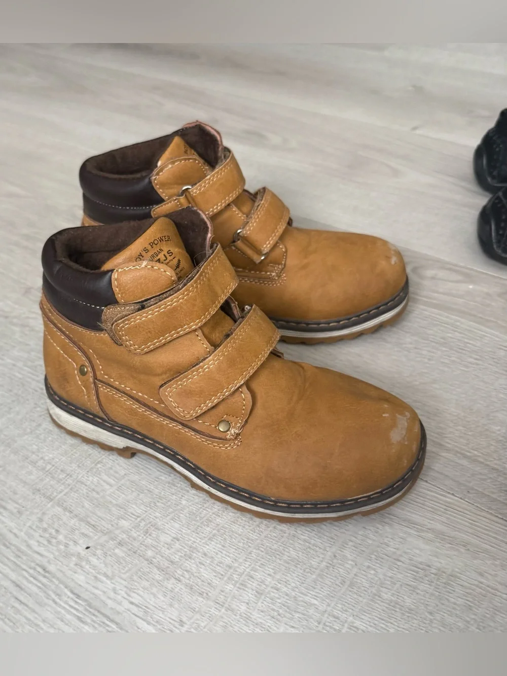 Boy’s shoes size 13
